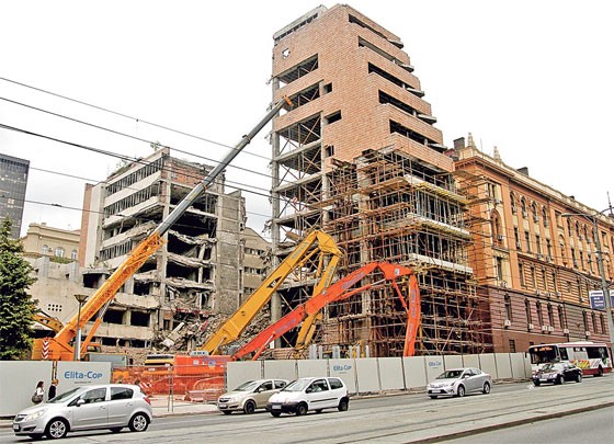 Zašto je liberalna javnost protiv uklanjanja ruševine Generalštaba?